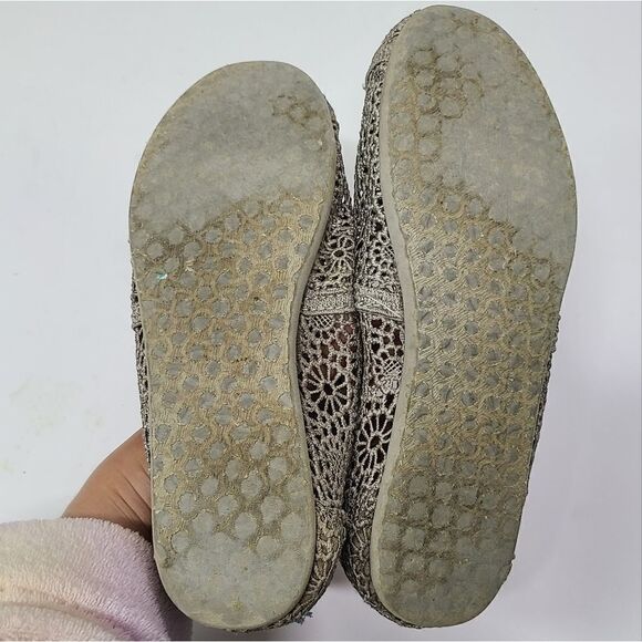 Toms Shoes Womens 6.5 Tan Crochet Lace Slip On Flats Alpargata - Picture 6 of 6